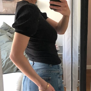 Tshirt med puffärm &other stories 🖤 - Skön och stretchig tshirt med puffärm 🥰 fint skick.