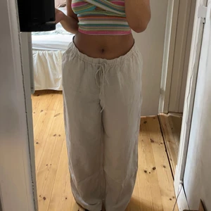  Linnebyxor   - Jag säljer dessa beiga vida linnebyxor i storlek L, är vanligtvis en M. Säljer då jag tycker dem sitter lite för stort på mig. Pris 200kr + frakt ❤️‍🔥 dem är oanvända, endast testade!