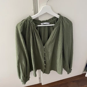 Grön topp - Så fin olivgrön topp från Zara i Spanien som tyvärr aldrig kommit till användning. Storlek XS men jag skulle säga att den är något större. 