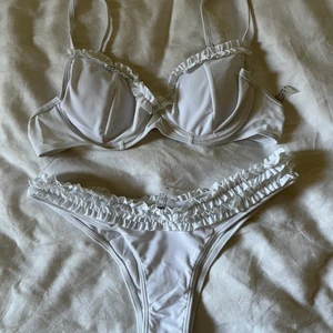 Helt ny vit bikini strl M, passar S - Helt ny vit bikini i strl M, passar även S! BH bikinitopp, med vita detaljer på överdelen och underdelen! Frakt 52kr🥰