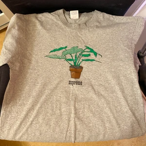 Supreme Plant Tee Grå - Size: S Cond: 9.5/10. Endast testad & använd 1 gång