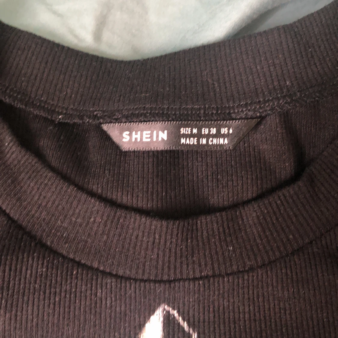 Shein croptop med handmålat mönster - 90