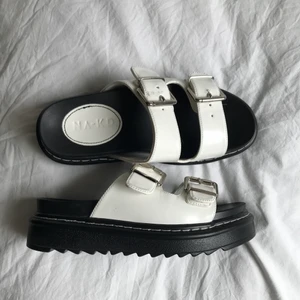 NA-KD Spänne Sandaler - Sandaler från NA-KD, storlek 38, nypris 499kr. ☺️ Använd en gång och därför jag säljer dem! 💖 Inköpta i slutet av  sommaren 2021!