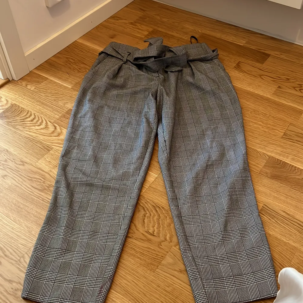 Rutiga kostymbyxor som man kan knyta. Nytt skick passar en 36-38.. Jeans & Byxor.