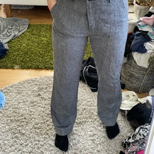 Gråa kostymbyxor - Gråa kostymbyxor som är lite insydda i midjan för bättre passform