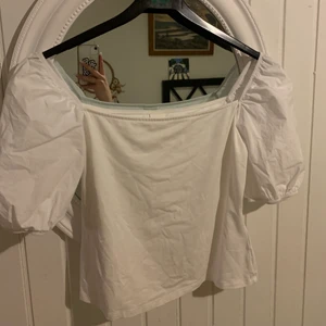 Vit topp - Vit topp från hm, perfekt inför sommaren!! Säljer eftersom den ej kommit till användning. Använd Max 3 gånger! Priset kan diskuteras vid snabb affär☺️💗 frakt tillkommer💞