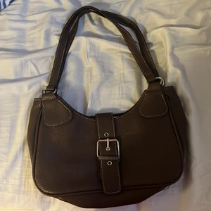 Jätte fin väska! Helt ny och inte använd - En brun väska som är medel stor. Den har aldrig blivit använd