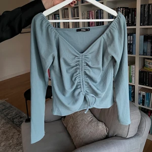 Topp - En super söt topp i världens finaste färg. Det står att det är storlek xl, men skulle verkligen säga att det är en storlek M o kanske till och med S. Jag har storlek M/S osen sitter bra på mig! Säljer då jag har väldigt många liknade toppar. Super bra skick, ser inte använd ut! 💕💕