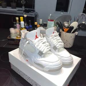 Jordan 4 oreos - Jordan 4 som inte längre passar mig har köpt dom från GOAT. Väldigt bra skick. Cond:8,5/10 pris kan alltid diskuteras och är öppen för eventuella byten osv.