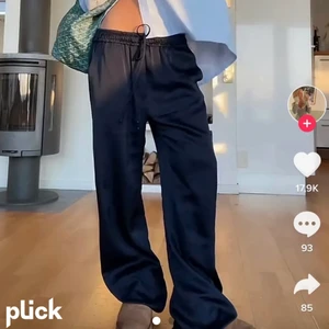 Satin byxor zara  - !INTRESSEKOLL! Vill se intresset på dessa skit snygga satin byxor från zara som sitter så himla snyggt på! De är helt nya, lapparna sitter kvar! På hemsidan är de slutsålda och de är i limited edition. Man kan ha de både högmidjat men också lågmidjat. Bilderna är lånade från Alva Blomdahls tiktoks så ni kan gå in där och kolla hur de sitter på:) Ni kan skriva privat hur mycket ni kan tänka er att betala, nypris är 700 kr. Är det väldigt stort intresse blir det budgivning i  kommentarerna. 