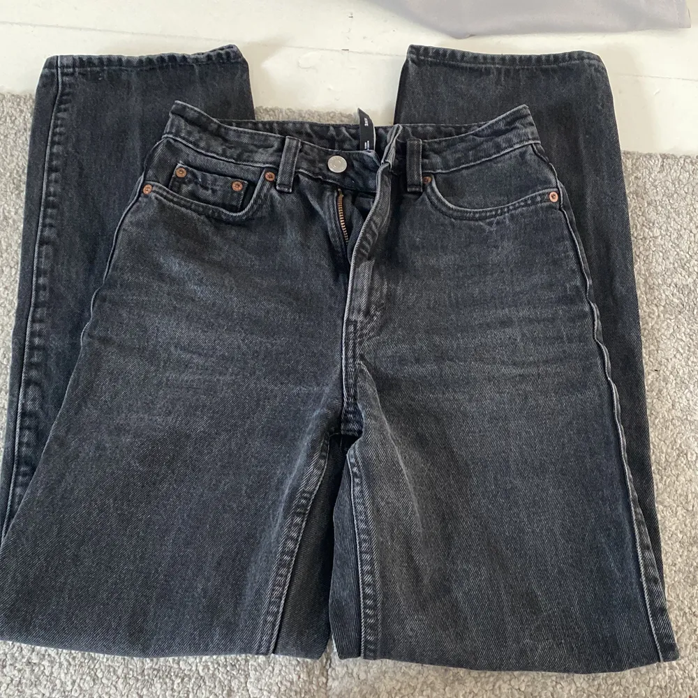 Svarta jeans ifrån weekday i modellen rowe! Knappt använda!! Har två st ena i stl w25 l32 och andra i w26 l32. Jeans & Byxor.