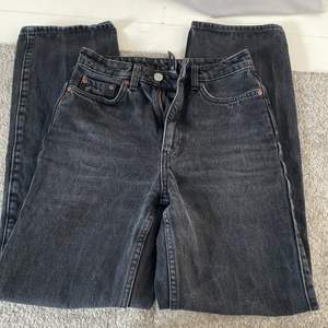 Svarta jeans ifrån weekday i modellen rowe! Knappt använda!! Har två st ena i stl w25 l32 och andra i w26 l32