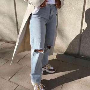 Blå jeans - Blåa raka jeans från Gina Tricot, str 32 men passar mig som har 34-36. Använda en gång! Nypris 599kr jag säljer för 90kr + frakt💕