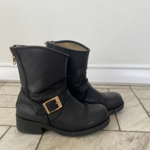 Johnny Bulls låga strlk 37 - Låga Johnny Bulls i storlek 37. 