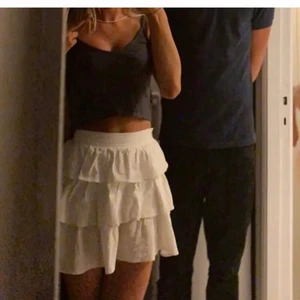 Vit kjol - Säljer denna väldigt fina vita kjol som tidigare köpts på plick och säljs då jag inte riktigt gillade hur den satt på mig. Kom privat för fler bilder och är det flera intresserade blir det budgivning 