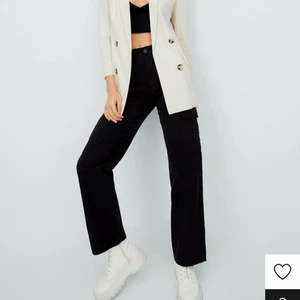 Linnekavaj strandivarius - Linnekavaj från strandivarius i storlek S, superfin till sommaren. Endast testad med prislappar kvar. (Färgen är mer ljusbeige än den egentagna bilden) Nypris 399, säljes för 250kr +frakt