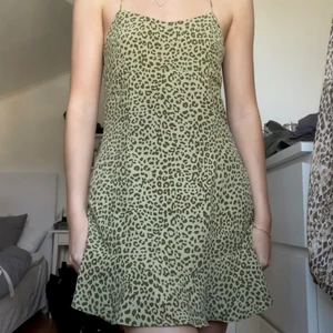 Klänning zara - Säljer denna fina miniklänning från zara som endast är använd ett fåtal gånger. Den är i storlek M men passar mig som vanligtvis när xs-s. Köparen står för frakt💕