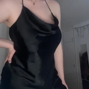 ZARA Satin klänning  - Den här klänningen köptes förra sommarlovet.  Den användes en gång.  Perfekt skick. Zara Priset: 359 kr Min pris: 150 kr