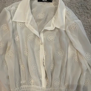 ❗️Vit klänning från BikBok❗️ - 💕Säljer denna klänningen då jag inte använder den längre. Klänningen är i storlek S💕