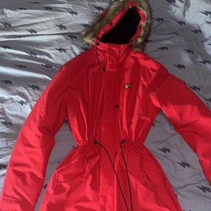Lyle & Scott jacka - Dunjacka från Lyle och scott, väldigt varm, inga tecken på användning alls. Storlek M men skulle säga att den är en S då den är lite mindre i storleken. Pris kan diskuteras. Säljer billigt då jag vill få den såld. Nypris 900.