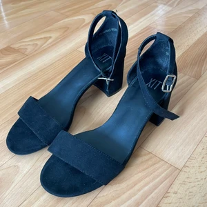 Skor  - Säljer dessa jätte fina klackskorna! Köpta i maj 2020 och använda en gång på en skolavslutning🤍 storlek 36 men passar mig som går mellan 36 och 37!🤍🤍