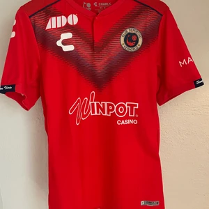 Officiell matchtröja Veracruz 2019/2020 - Officiell matchtröja för den mexikanska klubben Club Deportivo Veracruz. Klubben gick i konkurs 2020 pga ekonomiska problem, tröjorna produceras alltså inte längre och är således lite mer limiterade. Tröjan är något år gammal men fortfarande i mycket bra skick, inte använd särskilt mycket. Storlek M