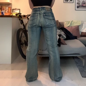 Snygga y2k jeans - Sketaballa jeans från Italien som passar allt som tyvärr inte kommer till användning! Midjemått 86cm, innerbenslängd 81cm (om jag mätt rätt). Kan mötas upp i Göteborg, annars står köparen för frakten🥴