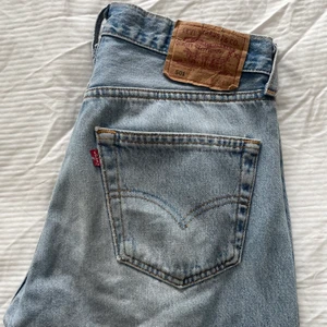 Levi’s 501 - Levi’s 501or i cirka storlek 30/32. Mycket fint skick och snygg tvätt, uppsydda som man ser på tredje bilden. 