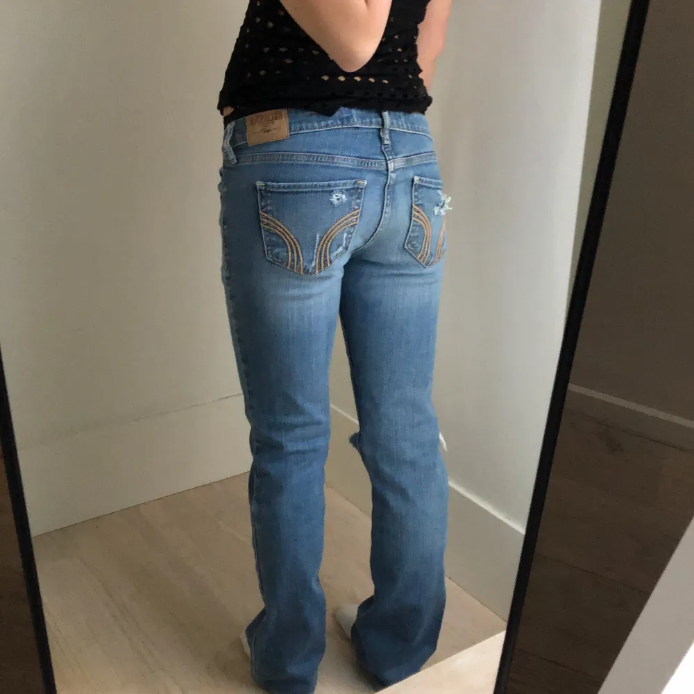 DIREKT PRIS 500kr🙌 Balla, lågmidjade jeans med hål. Aldrig använd, alltså i nyskick. Jag är 162, byxorna har W28 & L33. Innerbenslängden är ca 75 cm. Frakt tillkommer på 66kr, kontakta mig gärna vid frågor💕. Jeans & Byxor.