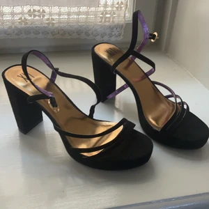 Klackskor sandaletter  - Använda en enda gång. Superfina och sköna med stabil klack . Nypris 499:-