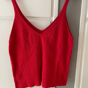 Linne från hm - Ett rött ribbat linne ifrån hm Perfekt till sommaren! köpt secondhand tyvärr inte använt eftersom den var för stor. Leverans går att lösa (köparen står då för frakten)