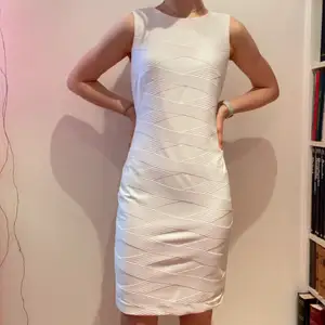 Säljer en jättefin vit klänning från Tommy Hilfiger. Figursydd. Aldrig använd. Nypris: 1 299 kr☀️