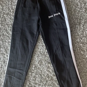 Palm Angels byxor - Feta brallor från Palm, storlek L Skick - 8,5/10,   Bud 1899 Bin  2199