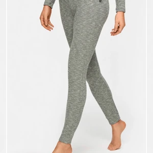 Stronger cush leggings - Ribbstickade byxor från märket Stronger. Stl S. Oanvända! Nypris: 699kr 