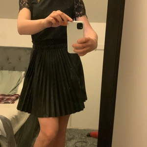 Svart skinnkjol med veck - En fin svart skinnkjol med veck från vero moda