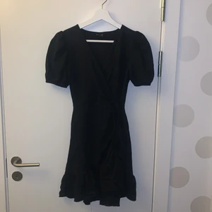 Svart klänning  - En fin svart klänning från gina tricot i storlek Xs. 