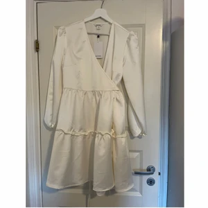 Studentklänning - Vit satin klänning i strl 42🤍 kan frakta mot kostnad! skriv för mer bilder 💕