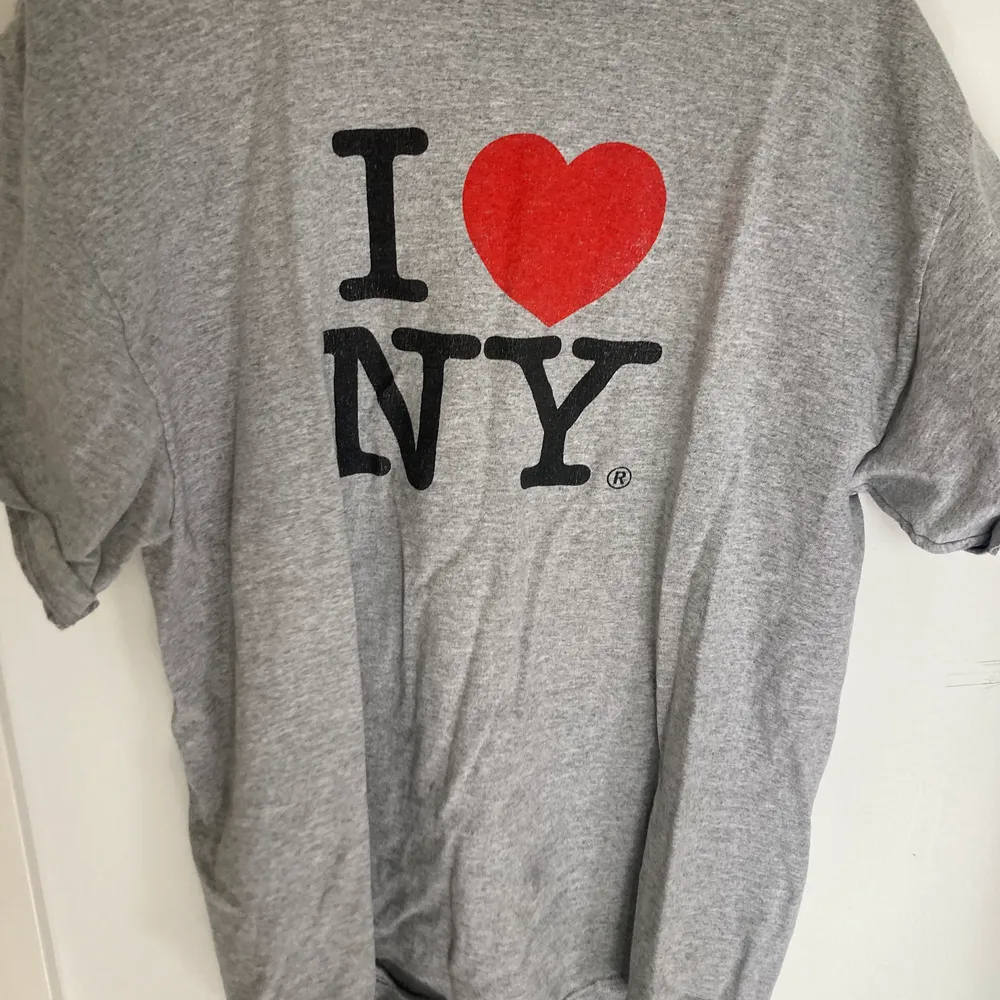 Säljer min I ❤️ NY tisha! . T-shirts.