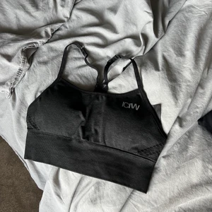 Iciw topp i fint skick  - Säljer min I CAN I WILL (ICIW) sporttopp i storlek S, då jag fick för liten storlek i julklapp och trodde att den skulle komma till användning ändå, vilken den tyvärr inte har gjort! Använd 2 gånger och har inga defekter! Kom privat vid frågor och funderingar! Priset kan alltid diskuteras! Nypris 350kr