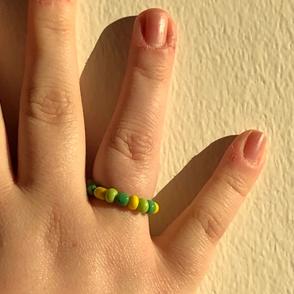 Ring med glaspärlor