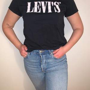 Svart Levis t-shirt, Inköpt för ca 2 år. Nästan aldrig använd, endast laget vikt i garderoben men nu vill jag ge den ett nytt liv. 