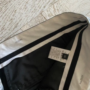 Silvriga byxor - Säljer dessa coola silverbyxor från märket Joseph. Perfekt för fest men även att klä ner med en stickad tröja till vardags. Byxorna har rak passform och sitter väldigt smickrande. Köpte för 1500 kr. Säljer på grund av att jag vuxit ur. Köparen står för frakt.
