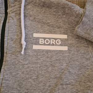 Grå Björn Borg hoodie med svart ziper med storlek s. Köpte den för liten