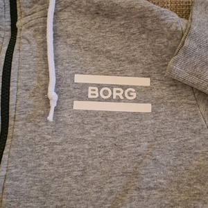 Björn Borg hoodie med ziper - Grå Björn Borg hoodie med svart ziper med storlek s. Köpte den för liten