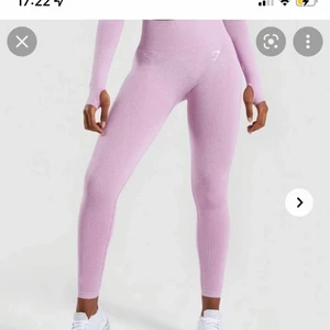 Gymshark  - Gymshark Vital - från första kollektionen av vital så inte vital 2.0. I färgen pink, dem är ljusare i verkligheten än mina bilder så lånade bild för visa mer korrekt färg. Använda en gång så i nyskick utan skavanker. Storlek XS. Köparen betalar frakten 