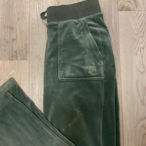 Juicy couture - Testar och ser om det är någon som är intresserad trots det på benet. Det är kvar rester utav superlim och kan inte få bort. (Pris kan diskuteras) 💚💚