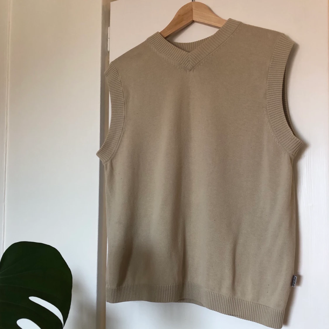 V-ringad beige väst