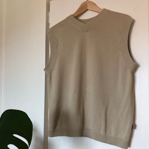 V-ringad beige väst - Härlig mjuk väst i ljusbeige ton. Fin skön o snygg!! 🥰🥰