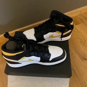 Air Jordans 1 white pollen black - Helt nya Jordans i storlek 37 (aldrig använda). Nyligen beställda från Restocks för 2300 kr men väljer att sälja de då jag ångrat mig och inte kan returnera de. Priset kan diskuteras. Skriv vid intresse!🥰
