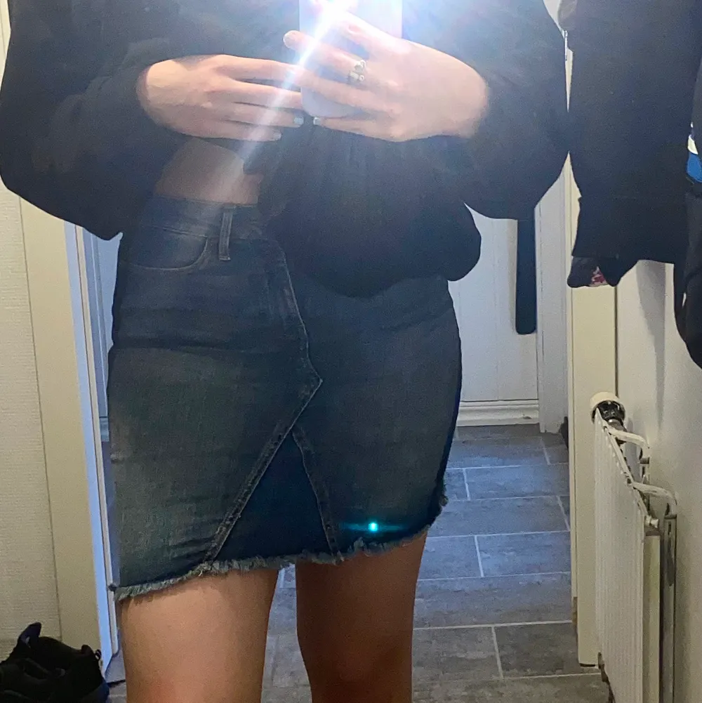 En kort jeanskjol som är lite mörkare på sidan av höften. Inte använd eftersom jag föredrar lite längre kjolar.. Kjolar.